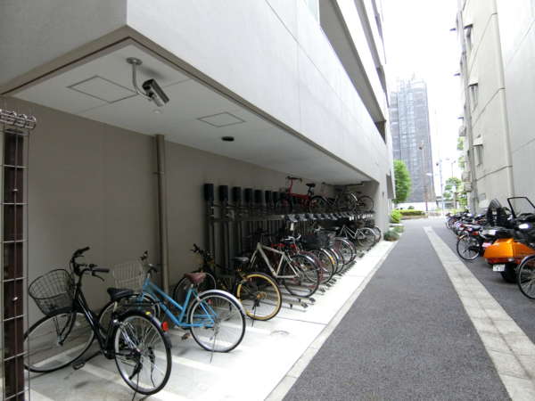 アトラス日本橋鞍掛外観共用部5｜南西側は駐輪場となっています。