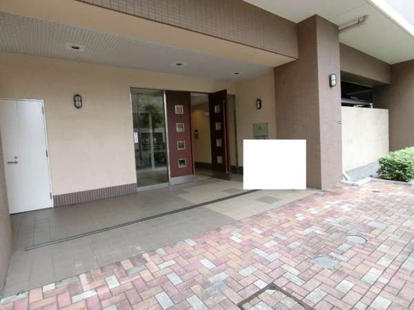 ネオマイム新御徒町外観共用部1｜エントランス・駐車場は大通りの方に面しています。