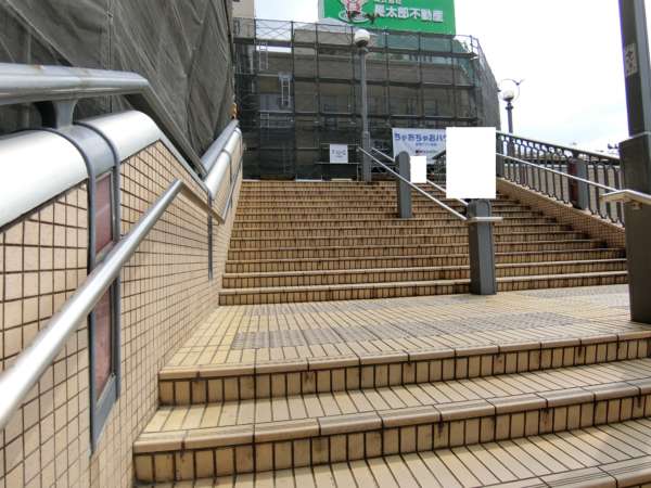 ファインレジデンス成増アプローチ5｜駅ビルは階段で上下することができます。階段のほかにもエレベータもあります。写真ではわかりづらいですが、地上はバスターミナルになっています。