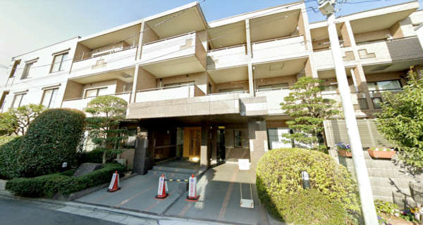 朝日ラ・パリオ沼袋外観３｜朝日ラパリオ沼袋は平成７年築、３階建ての低層マンションです。沼袋駅から徒歩５分の閑静な住宅地に立地します。
