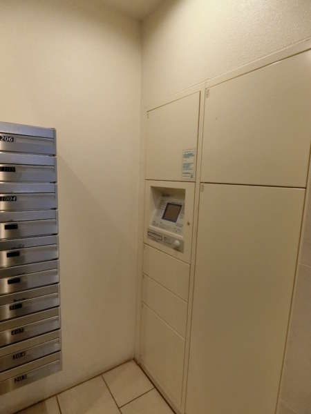 アトラス日本橋鞍掛外観共用部11｜宅配ロッカーも設置されています。