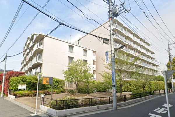 ソフィア西新井外観１｜ソフィア西新井は昭和５８年築の７階建てのマンションです。日暮里舎人ライナー「江北」駅が目の前にある通勤・通学に便利な立地です。