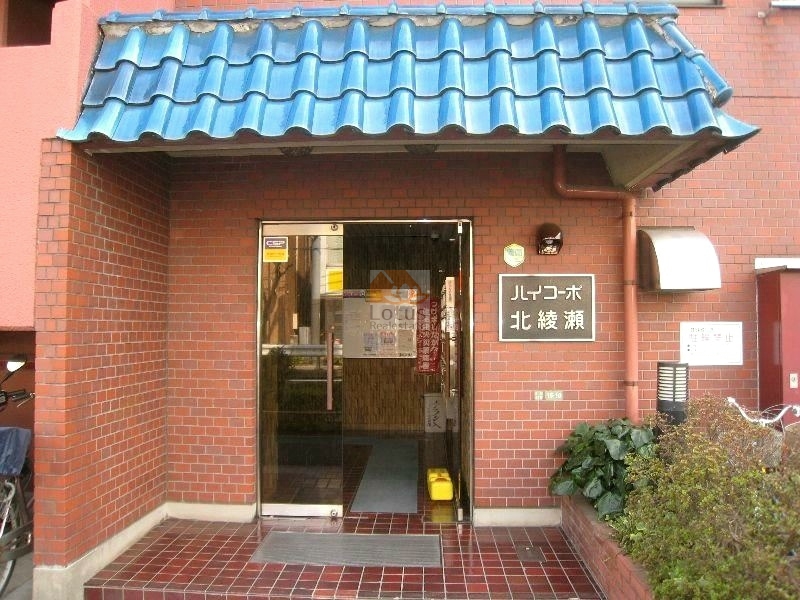 ハイコーポ北綾瀬6｜周辺にはファミレス、スーパー、ドラッグストア、公園などあります。