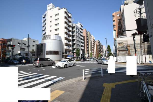 サンティーエ三筋アプローチ2｜駅を出るとぐ交差手ににあたります。写真の右には交番があります。