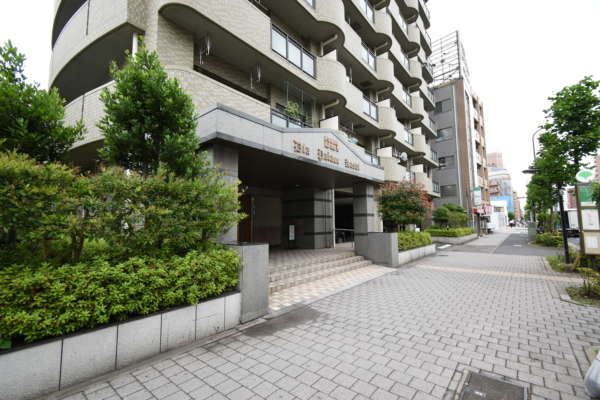 ダイアパレス葛西外観共用部2｜エントランスは環七に面しています。街路は整備されていて、目の前にバス停もあります。