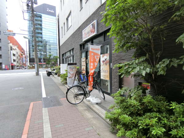 アトラス日本橋鞍掛外観共用部8｜一階には店舗が入っています。