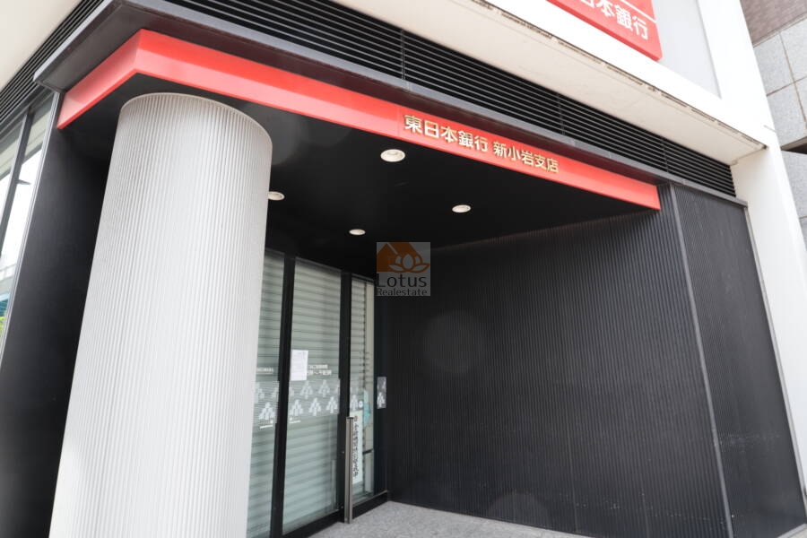日神パレステージ新小岩隣接｜建物の南側は東日本銀行に隣接しています。