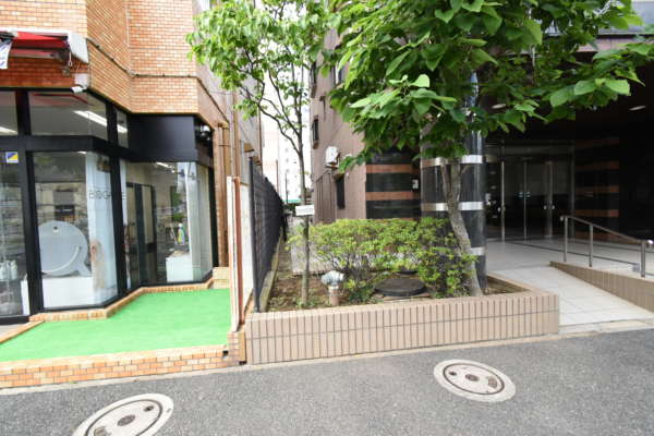 ライオンズシティ葛西外観共用部5｜駐輪場はエントランスの左わきの先にあります。