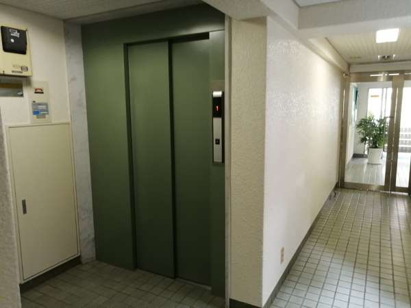 グレイス白山エントランス (2)｜エレベーターあります。