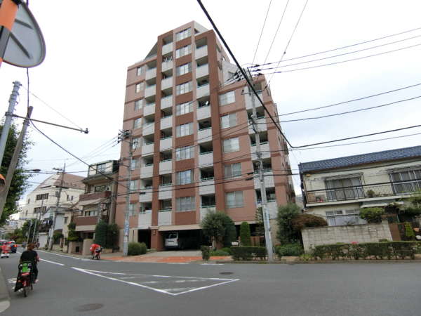 リリーベル梅島ラフィナート外観共用部3｜戸数は小さいかわいいマンションですが、間口が広いため、意外と堂々と見えます。