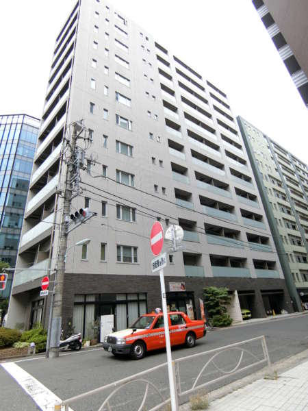アトラス日本橋鞍掛アプローチ5｜アトラス日本橋鞍掛は2011年10月築の１２階建てのマンションです。三方向道路に面した希少性のある立地です。