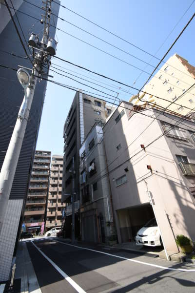サンティーエ三外観共用部7｜建物の南側の様子です。