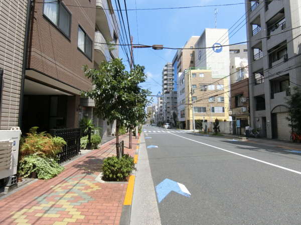 クリオ元浅草アプローチ1｜この通りは左衛門橋通りといいます。浅草橋～入谷を貫く通りです。歩くとすぐクリオ元浅草は目に入ります。