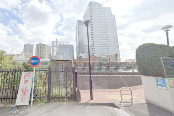 クレストフォルム月島シティコート-前面道路１｜マンション南西側の道路は運河があり行き止まりになっています。運河の先には晴海トリトンがあります。