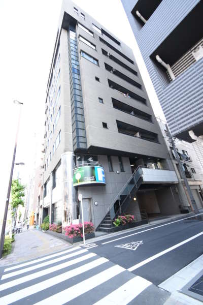 サンティーエ三外観共用部6｜総戸数１８戸、Ｂ１～２階は店舗・事務所を備えたビルです。