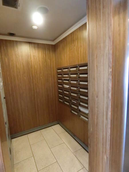 クリオ元浅草外観共用部3｜オートロック手前左に集合ポストがあります。居住者と分離されています。