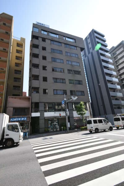 サンティーエ三外観共用部8｜春日通りから見たサンティーエ三筋の様子です。