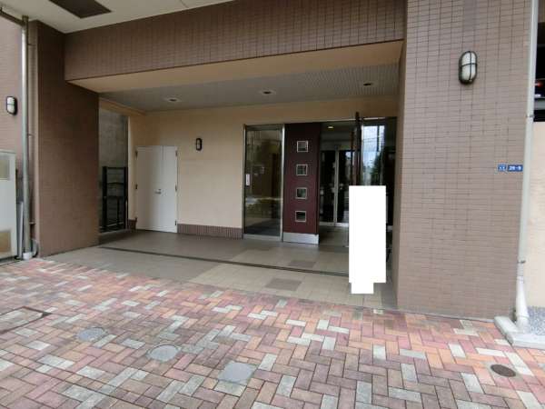 ネオマイム新御徒町外観共用部3｜エントランスです。小規模と言える戸数ですが、通りに間口広く面していますので、想像以上に堂々とした印象を受ける外観です。