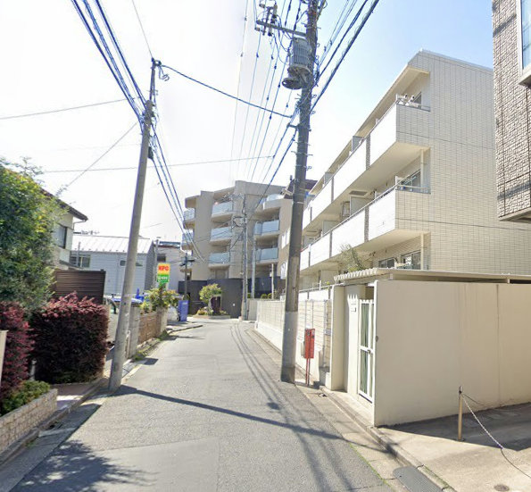 藤和中野コープ外観１｜藤和中野コープは昭和６０年完成の４階建て低層マンションです。周辺は静かな住宅地です。中野駅、東中野駅が徒歩１０分圏内で利用可です。