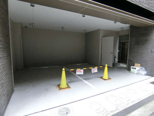 アトラス日本橋鞍掛外観共用部7｜駐車スペースは北西がわにあります。