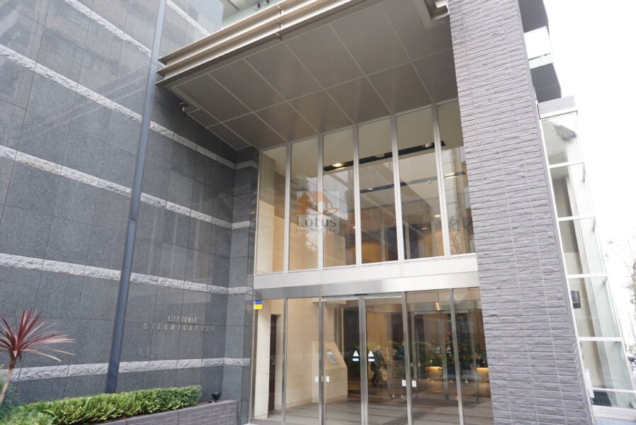 シティタワー大泉学園外観共用部３｜エントランスは、自然光がたっぷりと入り、明るく開放的な空間です。