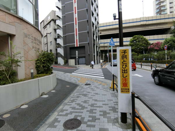 ドミ麻布アプローチ4｜港区立麻布図書館に出ましたらここも左折です。少しだけ傾斜を上がっていきます。