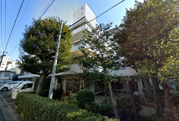 セイントマンション外観２｜植栽が施され管理の良さがうかがえます。
