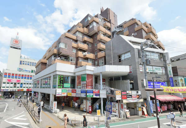 セントラル経堂外観１｜セントラル経堂は昭和５１年築の９階建てマンションです。経堂駅南口の目の前にあります。