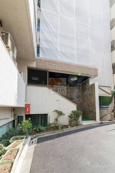 マンション道灌山１１｜エントランスの隣には、24時間営業のジムがあります。
