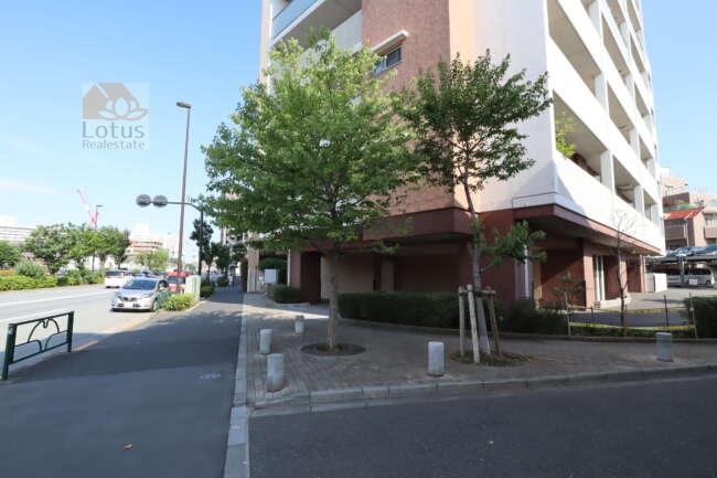 パークナード亀戸ロジュマン共用部1｜北側が大通り＋北十間川というロケーションで、南側は住宅地という配置です。そのため日当たりも良好です。