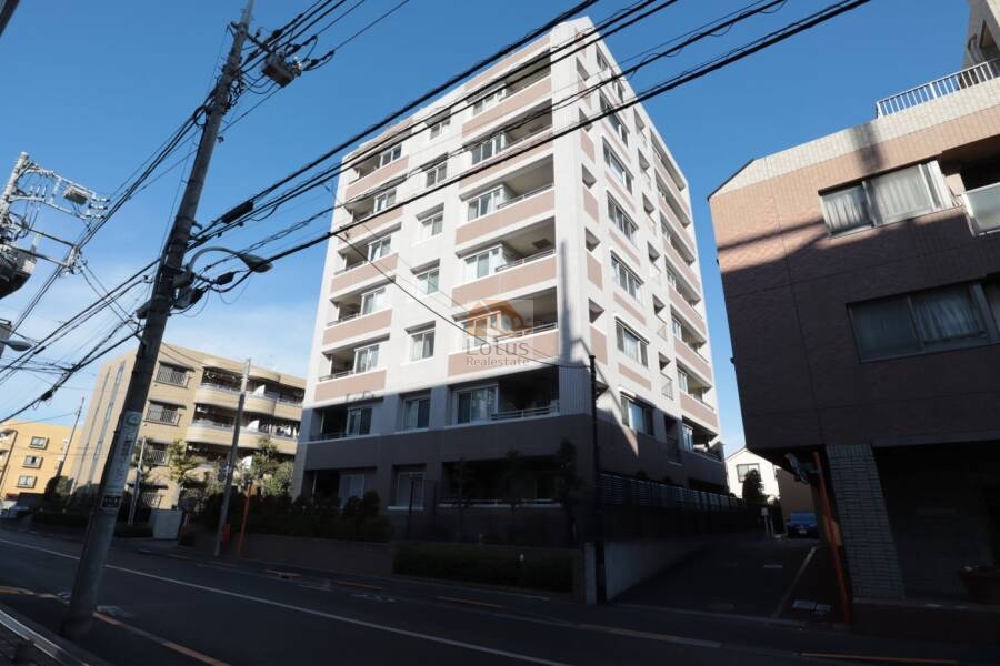 コンファーレ白鷺外観11｜ホワイトとブラウンのツートーンタイルが印象的な外観。前面道路に面した端正なフォルムは、都市型マンションとしての存在感を放ちます。