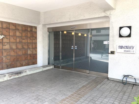 宮園キャピタルマンションエントランス１｜エントランスは夜間オートロックで安心です。