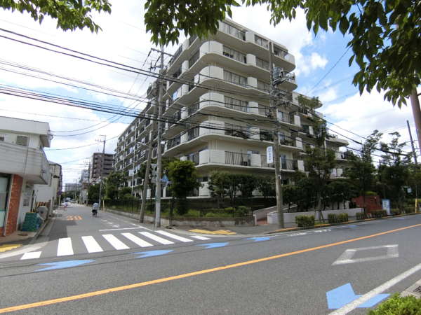 サンクタス南葛西グランスアプローチ4｜マンション「葛西第一スカイハイツ」との間を左折します。