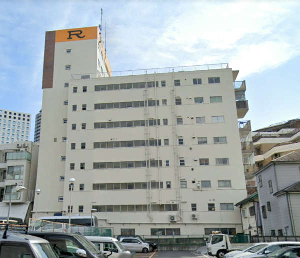 赤坂リキマンション外観１｜赤坂リキマンションは昭和３８年築の８階建てのマンションです。「R」のマークがが印象的です；