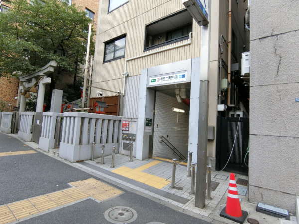 ドミ麻布アプローチ1｜ドミ麻布の最寄り駅は大江戸線・南北線の麻布十番駅です。駅徒歩５分圏内の好立地です。出口は７番出口が便利でしょう。