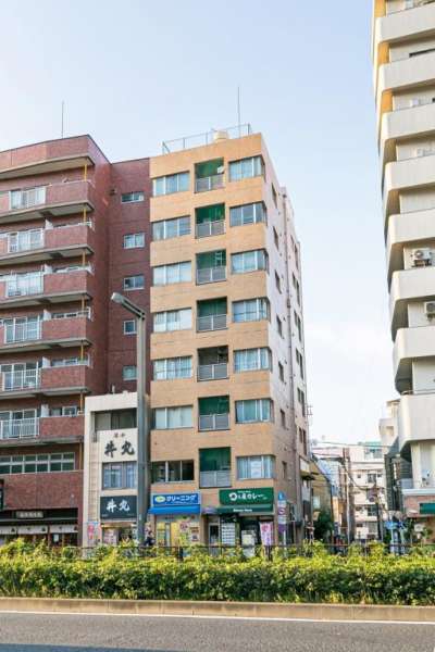 サンサーラ四谷外観１｜サンサーラ四谷は昭和５７年築、８階建てのマンションです。新宿通り沿いに立地し、四ツ谷駅と四谷三丁目駅のほぼ中間地点にあります。