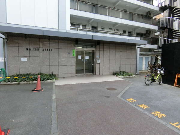 メゾン麻布外観共用部3｜エントランス。間口は広く取れていますが、こじんまりとした感じでした。夜間はオートロックになっています。