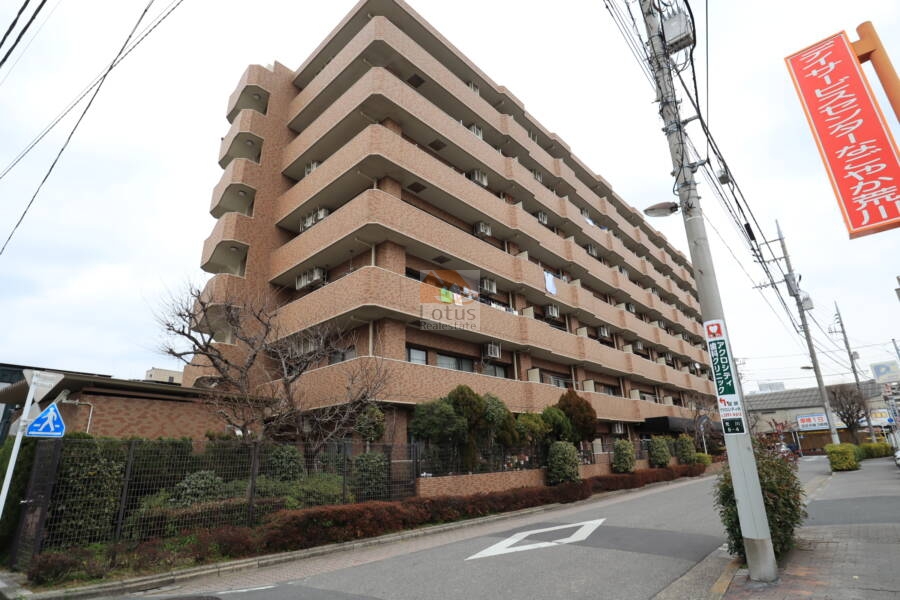 ライオンズマンション荒川自然公園外観 (2)｜ライオンズマンション荒川自然公園は平成２年築、７階建てのマンションです。