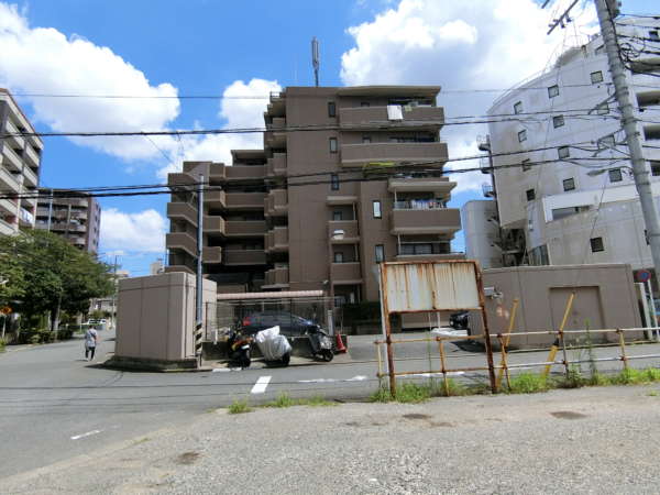 サンクタス南葛西グランスアプローチ7｜角地のマンションが見えたら右折します。