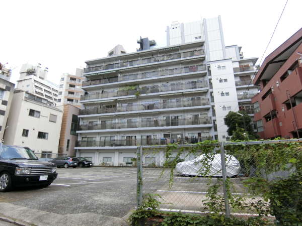 メゾン麻布外観共用部8｜外観です。こちらはメゾン麻布の西側のファサードです。すぐ駐車場に隣接していますが、マンション全体の駐車場ですので、建築される心配は少ないともいます。