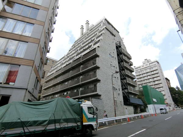 麻布永坂レジデンス外観共用部｜麻布永坂レジデンスは昭和４５年築、１１階建てのマンションです。麻布通に面したマンションです。
