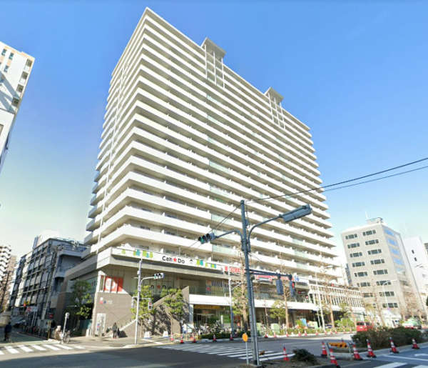エルアージュ小石川外観１｜エルアージュ小石川は平成１２年築、２０階建てのタワーマンションです。１階にスーパー「クイーンズ伊勢丹小石川店」や２階にファミレスなどが入っています。白山通り沿いに立地し、春日駅、後楽園駅が利用可です。