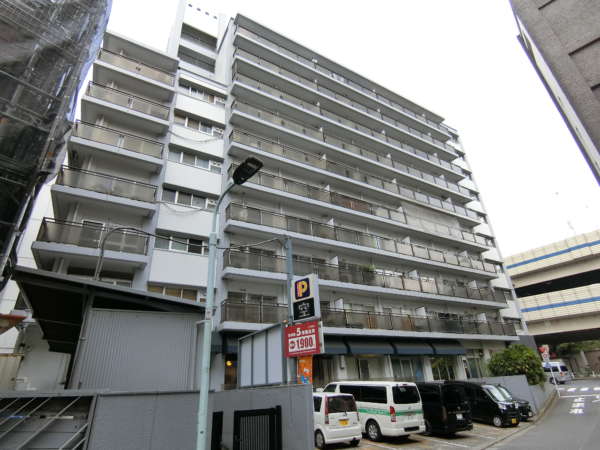 メゾン麻布外観共用部2｜南側は路地となっています。周辺は高い建物もありますが、離隔距離もとられていますので、日あたりはとれそうです。