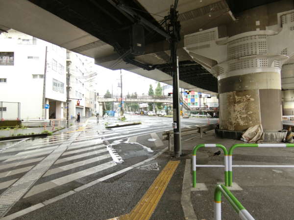 ライオンズマンション目白台シティアプローチ4｜高速道路周辺は大きな交差点になっています。