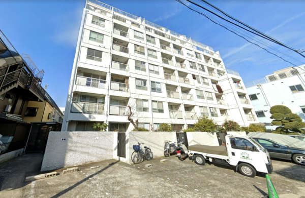上北沢第２コーポラス外観２｜上北沢第２コーポラスは昭和４６年築の８階建てです。甲州街道から一本入った立地で、京王線「八幡山」駅から徒歩５分圏内です。「上北沢」駅も利用可です。