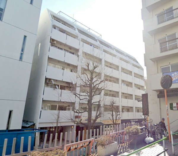 麻布十番レジデンス外観２｜麻布十番レジデンスは昭和５３年築の７階建てマンションです。麻布十番商店街に面して、１階にはショップが入っています。六本木ヒルズも近くて徒歩５分圏内という立地です。