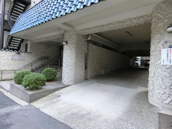 麻布永坂レジデンス外観共用部2｜エントランスの向かって右手に車路があります。