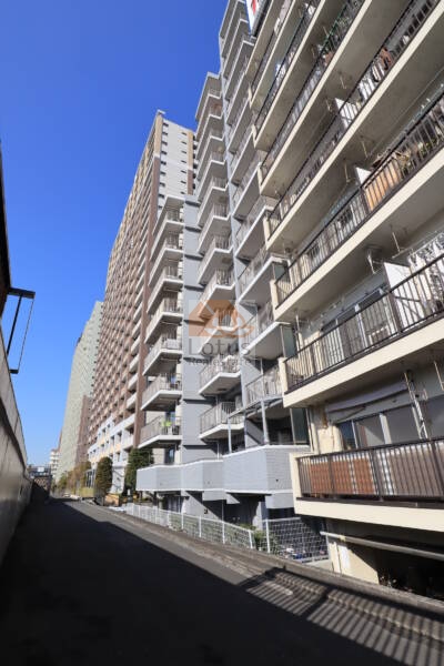 新大橋パークホームズ外観3｜森下駅から徒歩５分です。隅田川を渡って浜町公園、水天宮前、人形町方面にも歩いて行けます。