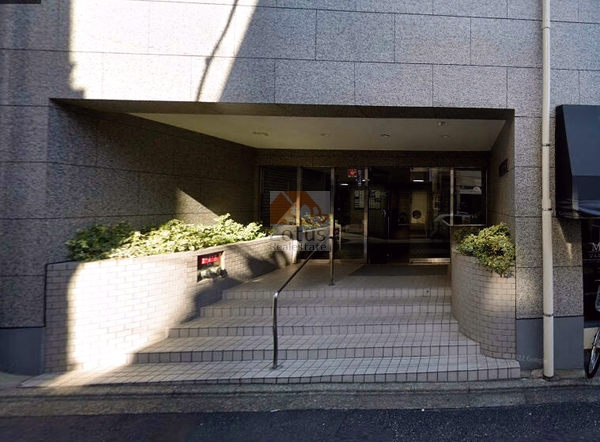 成城エコーハイツエントランス２｜小田急線「成城学園前」駅南口から徒歩2分の立地です。