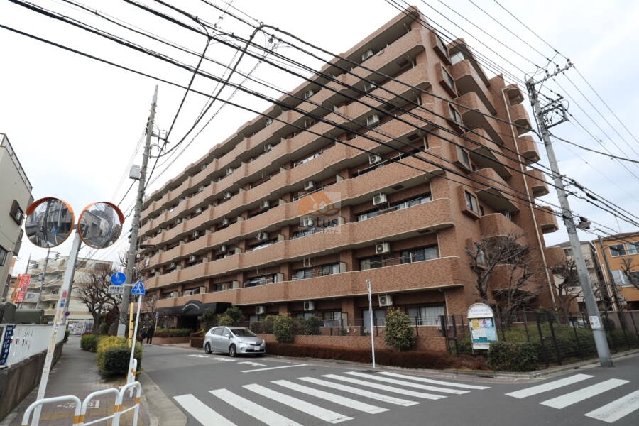 ライオンズマンション荒川自然公園外観 (4)｜周辺は公園が点在する緑が多い静かな住宅地です。